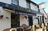 Four Horseshoes outside