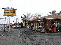 Tom's Diner outside