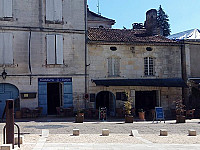 Hostellerie Le Donjon outside