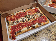 Underground Pizza Company food