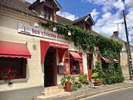 Auberge des Chiens Rouges outside