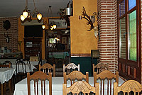 El Pabello De Caza inside