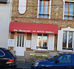 La Petite Panela outside