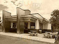 Classic's Frozen Custard outside