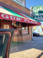 Gus' Tavern outside