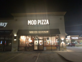 Mod Pizza outside