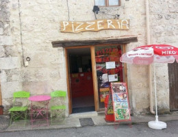 La Tour De Piz'a outside