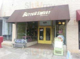 Buttersweet Bakery outside