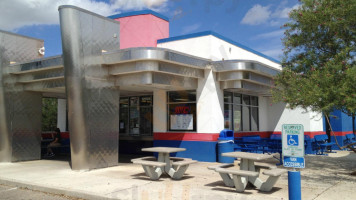 Classic's Frozen Custard outside