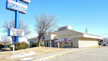 Braum's Ice Cream Dairy Store outside