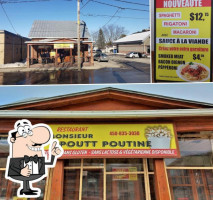 Monsieur Poutt Poutine outside