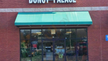 Donut Palace outside