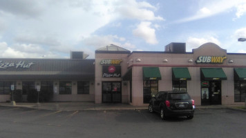 Pizza Hut outside