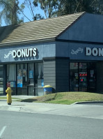 Dippity Donuts outside