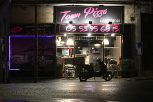 Pizza Town Agen outside