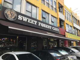 Sweet Forest Cafe outside