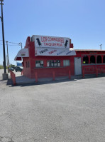 Los Compadres Taqueria outside