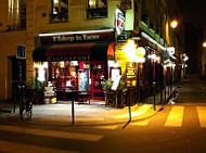 L'Auberge du Louvre outside