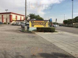 Fuddruckers outside