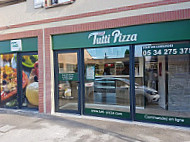 Tutti Pizza outside