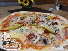 Bistro Pizzeria Chiara food