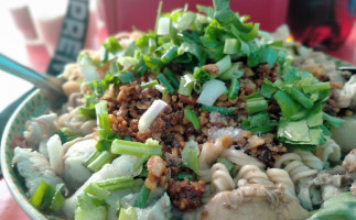 ร้านก๋วยเตี๋ยวหมูน้ำตกแม่จ่อย food