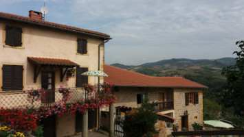 L'auberge Du Vieux Ternand outside