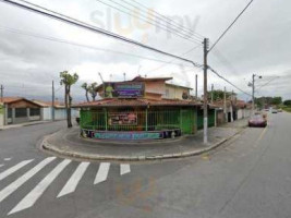 Papaleguas Lanches outside