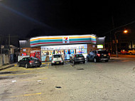 7-eleven outside