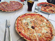 Pizzeria Italia food