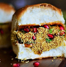 Karnavati Dabeli And Vadapav