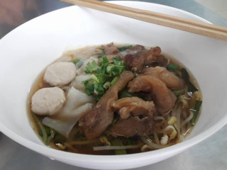 ก๋วยเตี๋ยวธัญรส บางแสน