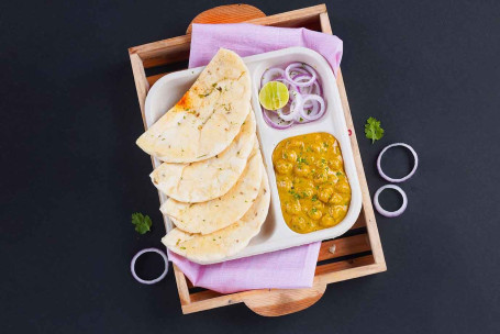 [Minder Dan 600 Calorieën] Chole Kulcha Lunchbox