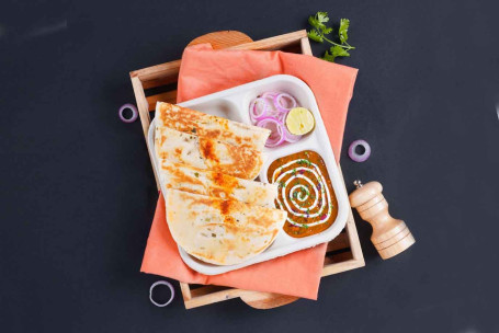 [Minder Dan 600 Calorieën] Dal Makhani Brood Kulcha Lunchbox