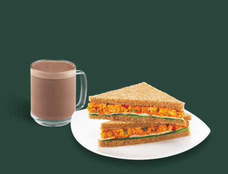 Hoge Kenmerkende Warme Chocolademelk Met Tandoori Paneer Sandwich