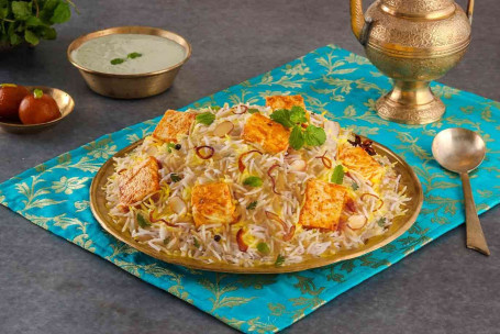 Hyderabadi Zaikedaar Paneer Pittige Paneer Biryani Serveert-2-3]