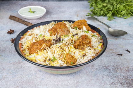 Lucknowi Chicken Dum Biryani (Zonder Been) (Voor 1 Portie)