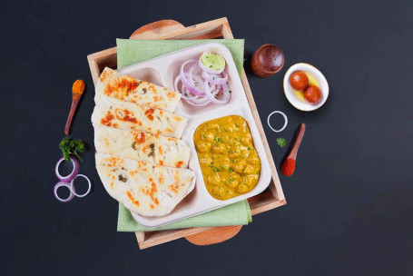 Chole Kulcha Lunchbox Met Gulab Jamun (2 Stuks) Combo