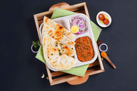 Chicken Kheema, Kulcha Lunchbox Met Gulab Jamun (2 Stuks) Combo