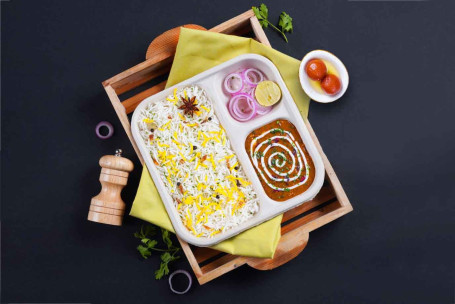 Dal Makhani, Lunchbox Met Rijst En Gulab Jamun (2 Stuks) Combo