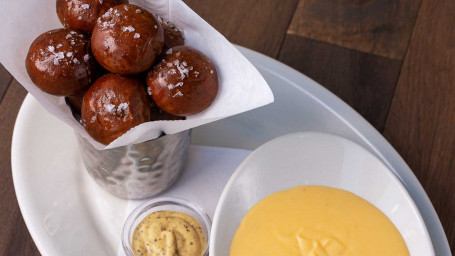 Pretzel Bites Met Cheddar Kaasfondue