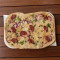 Flammkuchen mit Sucuk, Lauchzwiebeln und Zwiebeln