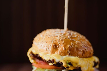 Vrijdag Messy Cheese Burger Met Frietjes