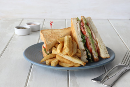 Clubsandwich Met Kip En Spek (5424 Kj)