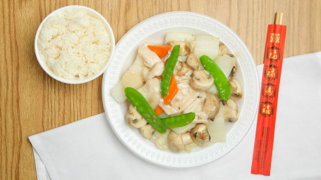 C6. Moo Goo Gai Pan Mó Gū Jī