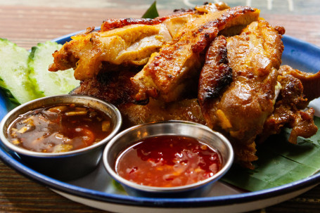 Set Bbq Chicken Thigh W/ Jasmine Rice Tài Shì Shāo Jī Bì Ròu Pèi Sī Miáo Bái Fàn Tào Cān