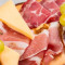 Tagliere Di Salumi E Formaggi Del Territorio Accompagnato Da Cracker Ai 5 Cereali