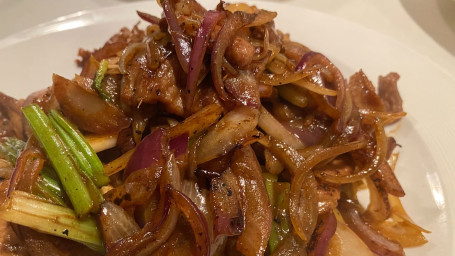 Stir-Fried Beef With Onion Yáng Cōng Chǎo Niú Ròu