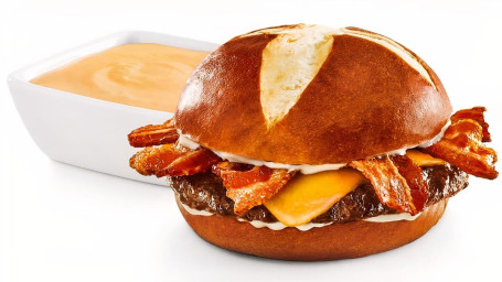 Nieuw! Pretzel Bacon Beer-Cheese Burger